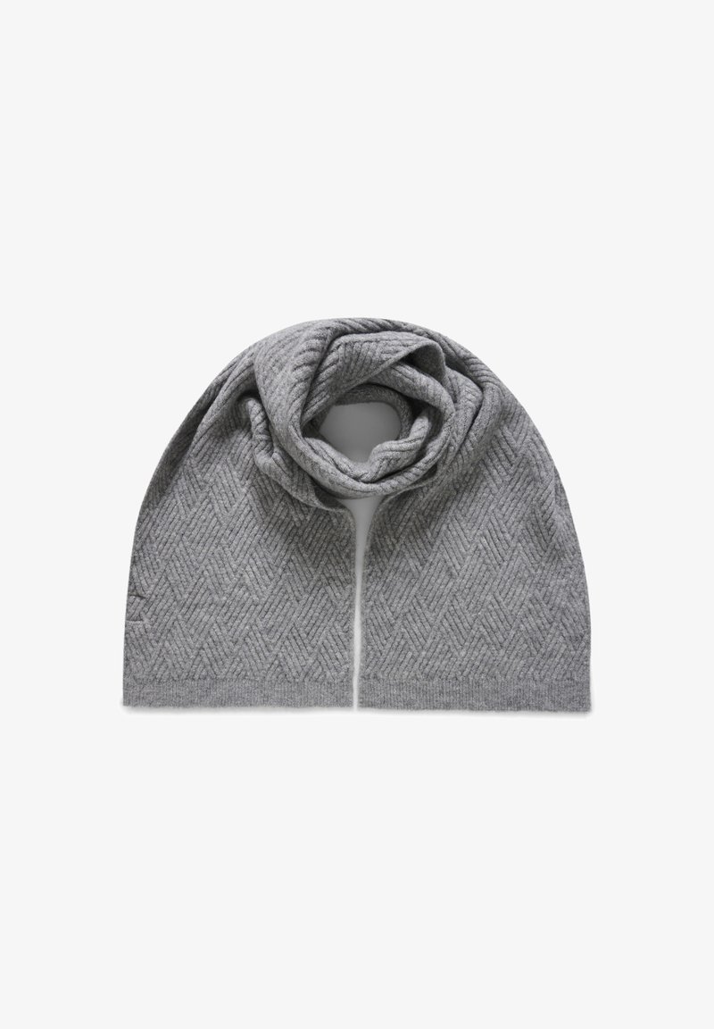 Grå strikket tørklæde med et tekstureret houndstooth-mønster, lavet af blødt materiale med en let tyk vævning, foldet i en sløjfe.