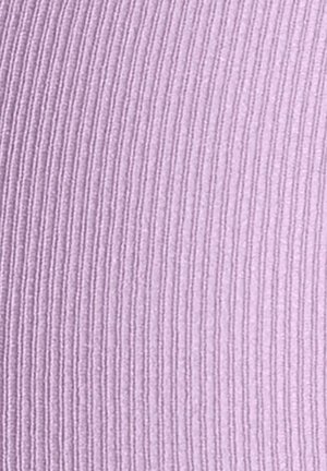 Tessuto a costine di un morbido colore lilla, con un motivo testurizzato a linee verticali. Liscio con una leggera lucentezza. Nessun hardware o dettagli distintivi.