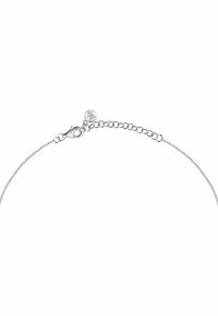 Silberne Armbandkette mit einem Karabinerverschluss und einer verstellbaren Länge, verziert mit einem zarten Perlenakzent. Glatte Textur, minimalistisches Design.