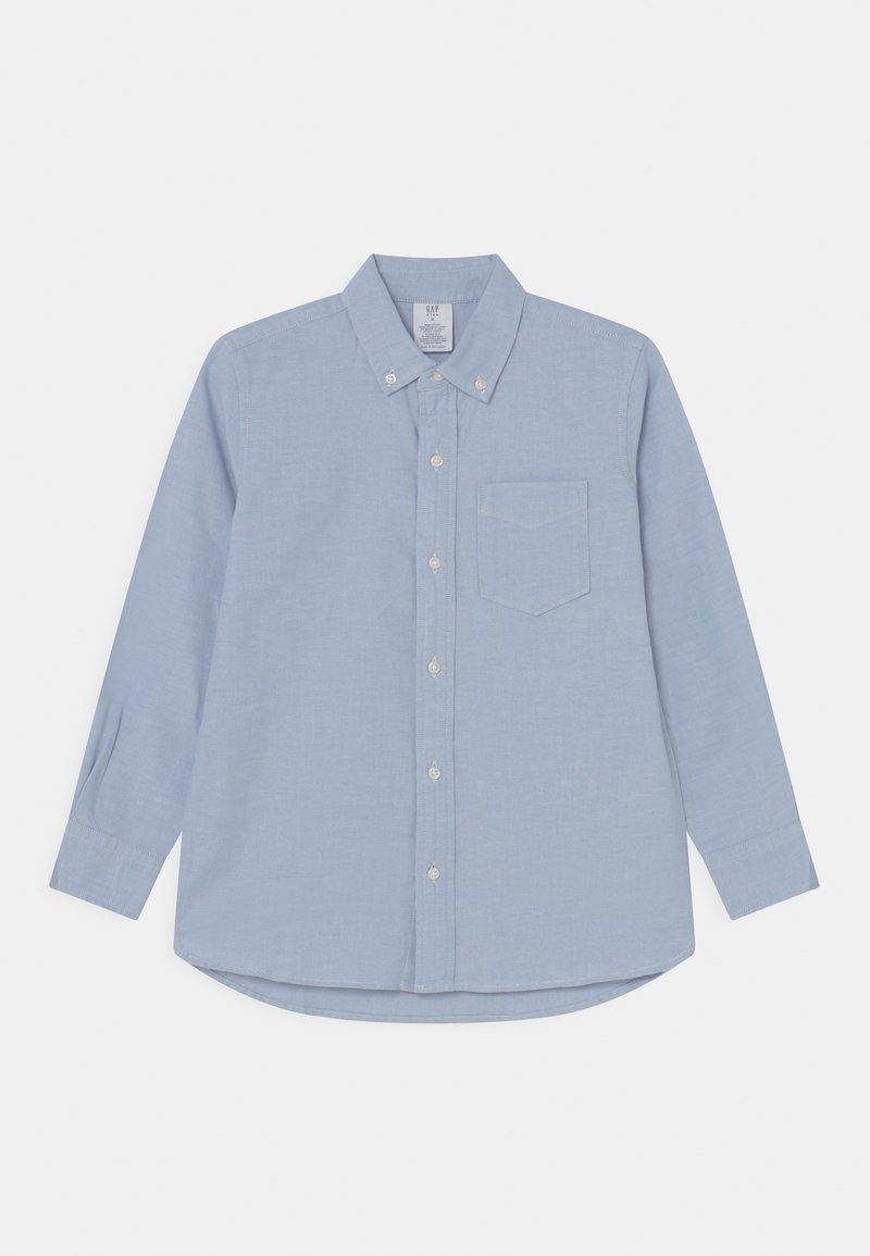 Chemise bleu clair à manches longues avec boutonnière, col boutonné et poche poitrine, posée à plat sur fond blanc.