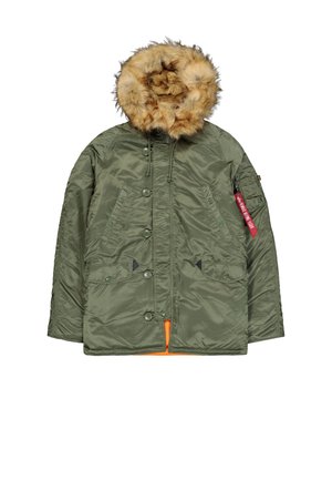 Veste isolante vert olive avec une capuche en fausse fourrure, des boutons sur le devant, des poches latérales et une doublure orange vif. Présente un patch sur la manche.