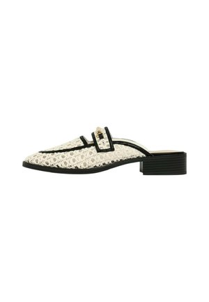 Witte geweven slip-on mule met zwarte bies, lage blokhak en kleine decoratieve gesp bovenop.