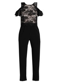 Czarny kombinezon z koronkowym bodicem i rękawami typu cold shoulder, zwężanymi nogawkami i falbaniastym koronkowym wykończeniem przy dekolcie.