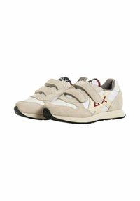 Sneakers beige e bianchi realizzati in materiale scamosciato e mesh, con cinghie in velcro regolabili e un logo con accenti neri e bordeaux.