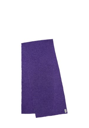 Weicher lilafarbener gestrickter Schal, flach gefaltet, mit einem kleinen weißen Etikett in einer Ecke vor weißem Hintergrund.