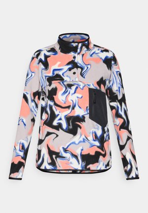 Fleece-pulloveri marmoroituneissa vaaleanpunaisissa, mustissa ja sinisissä kuvioissa. Varustettu puolivetoketjulla, seisovalla kauluksella ja mustalla vetoketjullisella taskulla edessä.