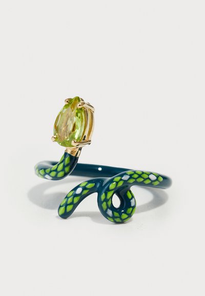 Inel în formă de șarpe verde și albastru, având un diamant tăiat în formă de pară de culoare verde, montat pe metal aurit, cu solzi texturați pe bandă.