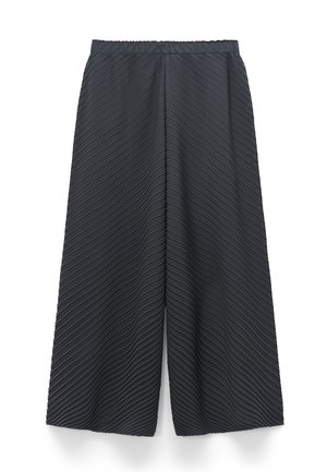 Zwarte geplooide culottes met een getextureerd golfpatroon, voorzien van een elastische tailleband en brede pijpen voor comfort en bewegingsvrijheid.