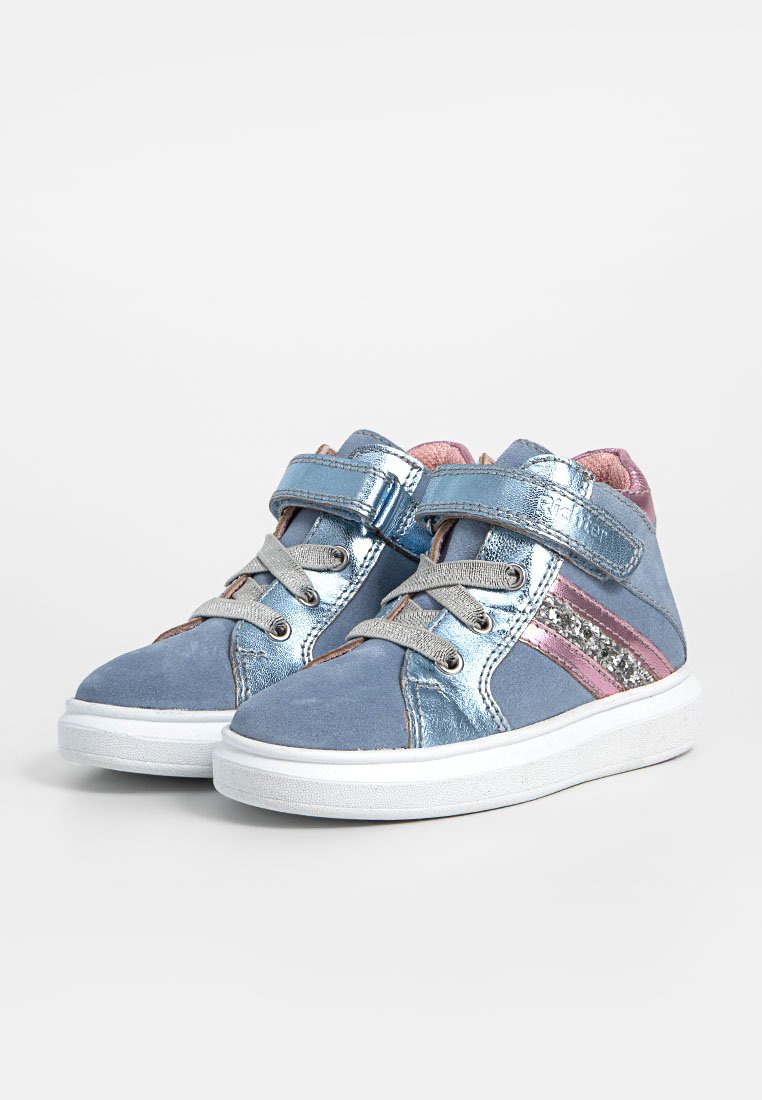 Baskets montantes bleues avec une finition en daim, des accents métalliques, des rayures roses et des lacets gris. Présentent une sangle Velcro pour un enfilage facile.