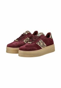 Sneakers in suede bordeaux con dettagli in stampa leopardata sui lati, tacco dorato e suola in gomma chunky beige. Design con lacci e dettagli con marchio.