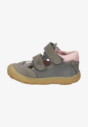 Graue und rosa Kinderschuhe aus Wildleder und Netzstoff, mit Ausschnitten, zwei Klettverschluss-Riemen und einer beigen Gummisohle.