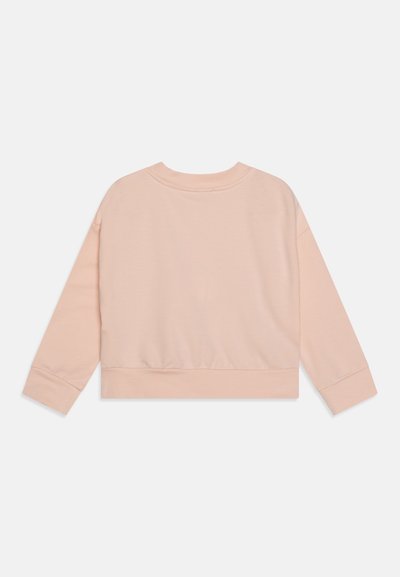 Felpa corta di colore rosa chiaro, con maniche lunghe, scollatura rotonda e polsini a coste. Tessuto in cotone morbido, con dettagli minimi sul retro.
