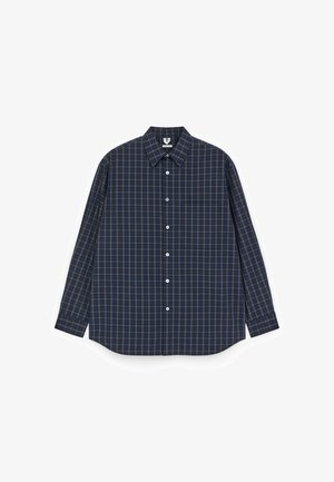 Overhemd met lange mouwen in marineblauw met een ruitenpatroon in beige en groen. Voorzien van een klassieke kraag en witte knopen. Gemaakt van katoen.