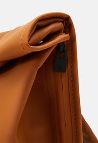 Rains ROLLTOP UNISEX - Dnevni ruksak - rust