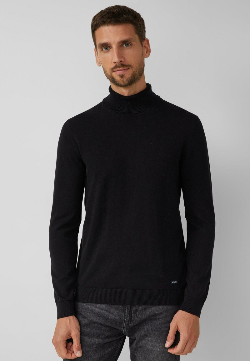 Schwarzer Rollkragenpullover aus glattem Stoff. Mit langen Ärmeln, gerippten Bündchen und Saum sowie einem dezenten Logotag an der Taille.