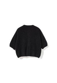 Čierny, hrubý pletený sveter s okrúhlym výstrihom a krátkymi, nafúknutými rukávmi. Mäkká textúra a voľný, hranatý strih. Bez zapínania alebo vzorov.