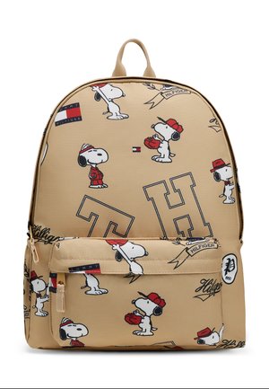 Beige rygsæk med flere Snoopy-figurer iført rødt og hvidt tøj samt Tommy Hilfiger-logoer og tekst over hele stoffet.