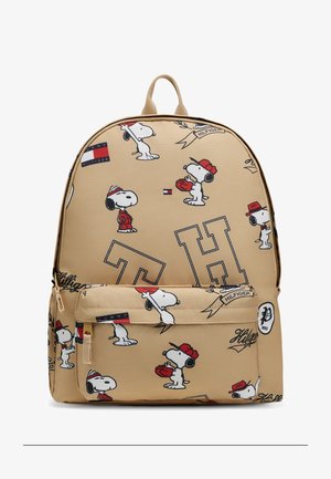 Beżowy plecak z wieloma postaciami Snoopy w czerwonych i białych strojach oraz z logo i napisami Tommy Hilfiger na całej tkaninie.