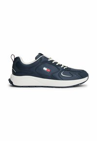Granatowe buty sportowe z białą podeszwą, skórzany cholewka o fakturze, z wiązaniami oraz małą naszywką z logo w czerwono-biało-niebieskich kolorach po boku.