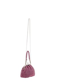 Rosa og sort ternet håndtaske med en sølv kædedyse og lukkemekanisme, plisseret design, blank overflade og rund form.