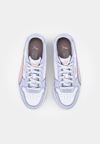 Vaalean violetit tennarit, joissa on valkoista nahkaa, hopeisia yksityiskohtia ja rei'itetty kärki. Varusteena nauhat ja tekstuuroitu sivupaneeli.