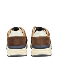 Braune Wildleder-Sneaker mit weißen und gelben Akzenten, ausgestattet mit einer strukturierten Ferse und einer cremefarbenen Sohle. Zweifarbiger Entwurf und gepolsterter Schaftrand.