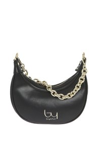 Borsa nera in ecopelle con forma curva, tracolla in catena dorata e chiusura con zip. Presenta un logo argento sul davanti.