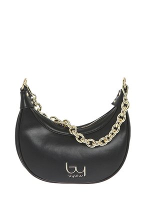 Borsa nera in ecopelle con forma curva, tracolla in catena dorata e chiusura con zip. Presenta un logo argento sul davanti.