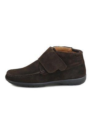 Botines de ante marrón con punta redondeada, correa de gancho y bucle, y suela de goma texturizada. Forro interior suave para mayor comodidad.