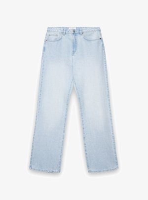 Jeans denim azzurro chiaro a gamba dritta con cinque tasche, passanti per cintura e chiusura con bottone su sfondo bianco.