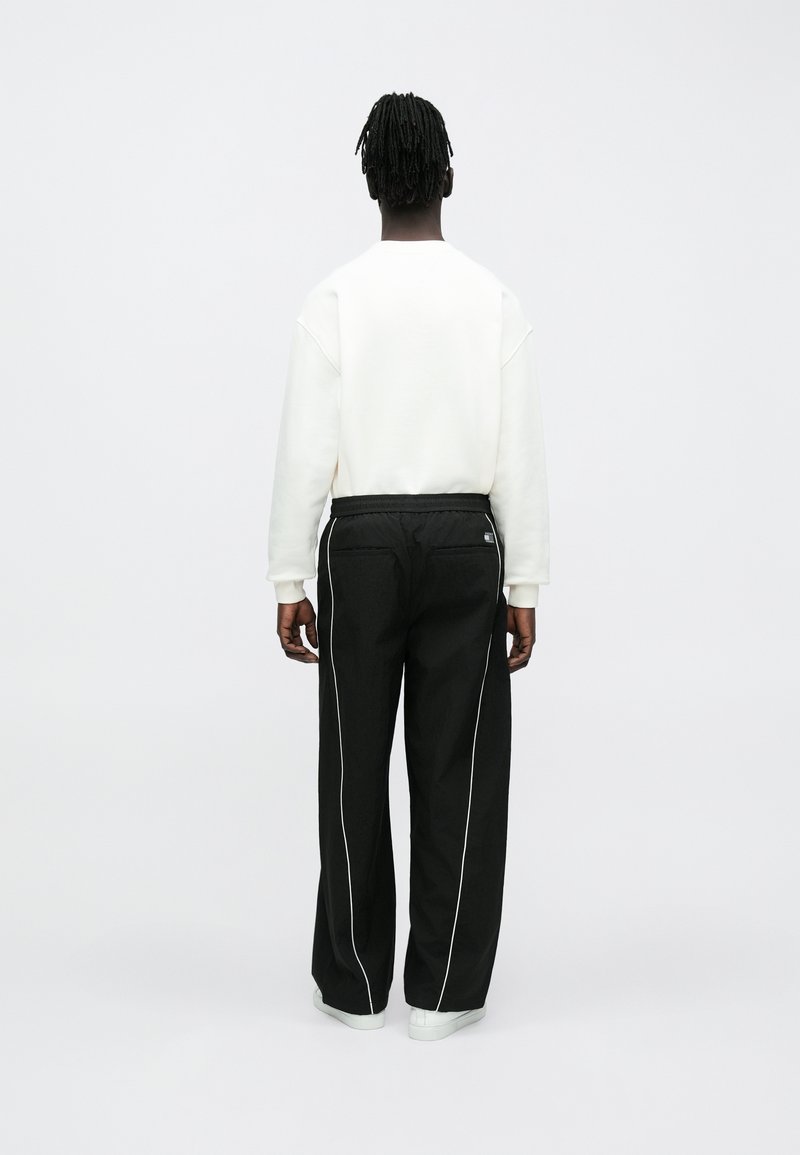 Tommy Jeans THEO WATER RESISTANT PARACHUTE TROUSERS - Teplákové kalhoty - black