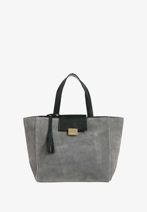 Sac fourre-tout en daim gris avec des accents en cuir noir, doté d'une poignée supérieure, d'une fermeture à rabat et d'un gland décoratif. Détails en matériel doré inclus.