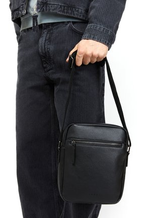 Borsa a tracolla nera in pelle con tasca frontale con cerniera, forma rettangolare, superficie liscia e tracolla regolabile e removibile.