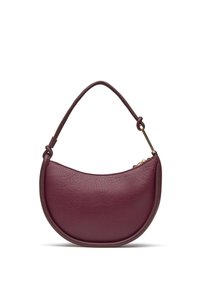 Läderhandväska i djup burgundy med en böjd form, kort handtag och hardware i guldton. Ytan har en strukturerad finish.