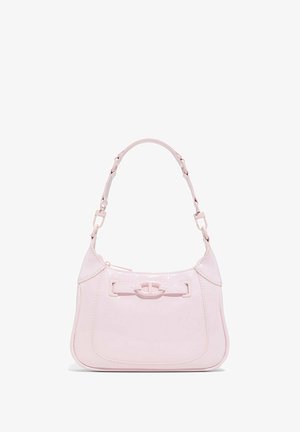 Růžová lakovaná kabelka s kulatým tvarem, strukturovaným tělem, krátkým uchem a dekorativním zapínáním na přední straně.