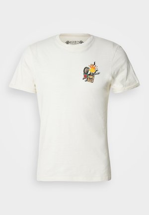 Bijela pamučna majica kratkih rukava s šarenim grafičkim prikazom plamena, lubanje, ključa i ruže na lijevom dijelu prsnog koša.