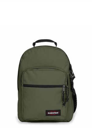 Grøn Eastpak rygsæk med lomme foran med lynlås, sort håndtag og sidelomme med net på hvid baggrund.