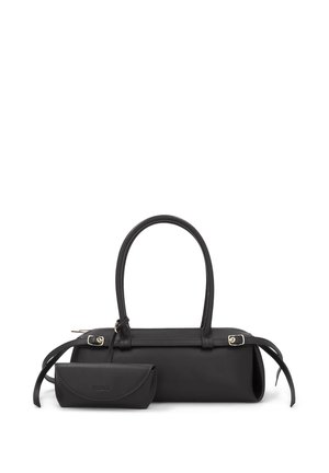 Sac à main rectangulaire noir avec deux poignées supérieures et une petite pochette assortie attachée, toutes deux en cuir lisse avec des détails de boucle.