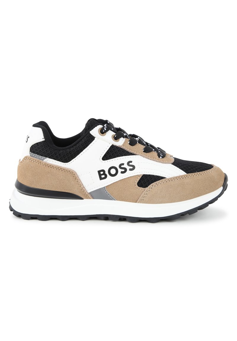 Sneakers med en kombinasjon av svart mesh og beige semsket skinn, hvite detaljer og en svart gummisåle. Har "BOSS"-logo på siden.