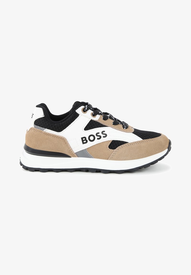 Sneakers med en kombinasjon av svart mesh og beige semsket skinn, hvite detaljer og en svart gummisåle. Har "BOSS"-logo på siden.
