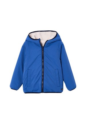 Blaue Kapuzenjacke mit Frontreißverschluss, zwei Seitentaschen, elastischen Bündchen und weißem Fleece-Futter in der Kapuze und am Kragen.