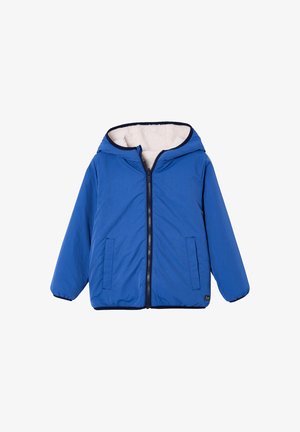 Blaue Kapuzenjacke mit Frontreißverschluss, zwei Seitentaschen, elastischen Bündchen und weißem Fleece-Futter in der Kapuze und am Kragen.