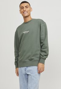 Jack & Jones JORVESTERBRO CREW NECK - Sweater - laurel wreath