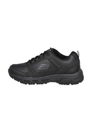Zapatilla deportiva negra con parte superior de sintético, paneles de malla, cuello acolchado, diseño con cordones y suela texturizada para tracción. Presenta detalle del logo.