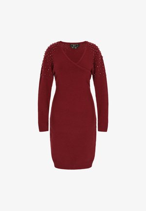 Robe pull en tricot bordeaux avec des manches longues, un col en V et des détails d'épaule embellis avec des perles. Texture douce ; silhouette ajustée.