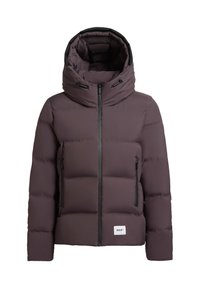 Chaqueta acolchada en púrpura oscuro con un alto cuello y capucha ajustable. Presenta dos bolsillos frontales con cremallera y un parche de logo en el dobladillo.