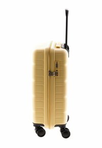 Maleta amarilla de material rígido con un exterior texturizado, ruedas dobles, un asa telescópica y una cerradura de combinación en el lateral.