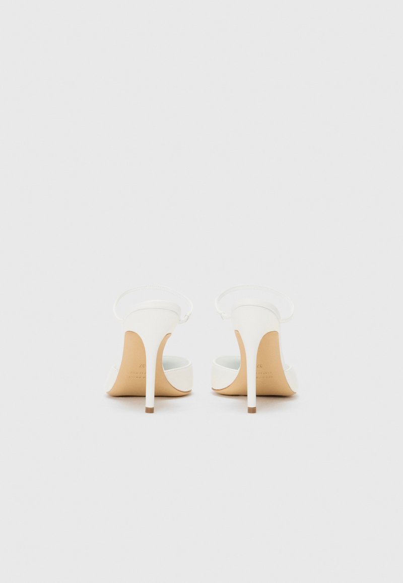 Witte hoge hakken sandalen met een slank ontwerp, dunne bandjes, open achterkant en een gebogen hak. Soepele textuur en minimalistische stijl.