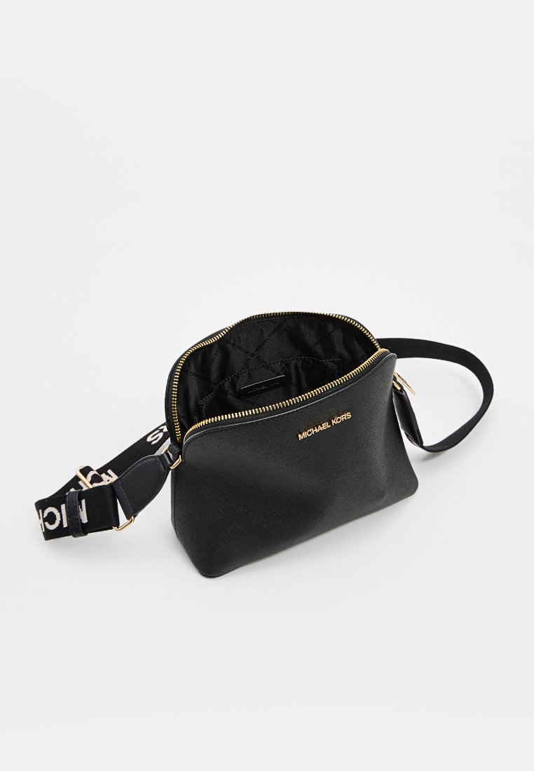 Schwarze Leder-Crossbody-Tasche mit goldfarbener Beschläge, Reißverschluss und Logo. Verfügt über einen verstellbaren Träger mit Textdetail und ein gestepptes Innenfutter.