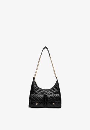 Bolso de mano de cuero negro acolchado con dos bolsillos delanteros, cadena dorada y correa de hombro de cuero, y detalle de logo dorado en los bolsillos.